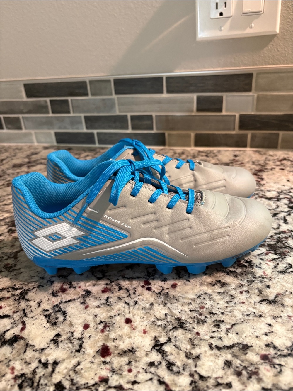 LOTTO Roma 700 Kids Soccer Cleats in Light Gray and Bright Blue size 2.5 youth.